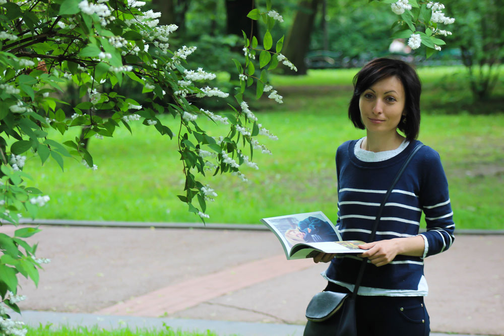 Ольга Криворучко архітекторка гортає видання "Мій парк. Вісім особистих історій про парки"